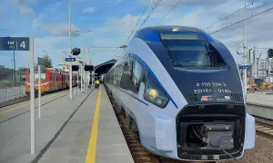 Nowoczesny pociąg PKP Intercity na torze 4, gotowy do podróży z Gdańska do Katowic.
