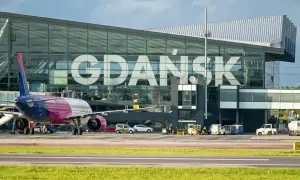 Taras widokowy lotnisko Gdańsk. Samolot Wizz Air czeka na pasażerów.