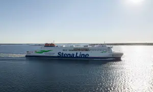Prom Stena Estelle płynie po spokojnym morzu, tworząc białą smugę. Na burcie widnieje logo Stena Line i napis "Connecting Europe".