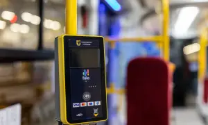 Biletomat w gdańskim tramwaju. Płać kartą lub telefonem, by łatwo kupić bilet.