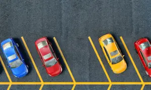 Gdzie zaparkować w Helu? Płatne i darmowe opcje parkingowe