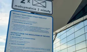 Znak strefy Kiss & Fly z informacją o maksymalnym czasie postoju 2 minuty. Szybkie pożegnanie i w drogę!