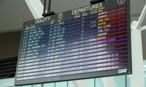 Tablica odlotów z lotniska, pokazująca wiele lotów. Ile jest lotnisk w Polsce? Tego nie dowiemy się z tablicy, ale widzimy wiele kierunków.
