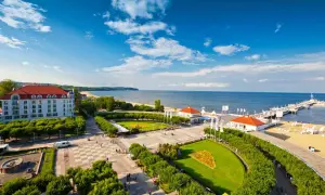 Sopot: spacer po najdłuższym molo w Polsce, z widokiem na plażę i morze.