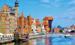 Gdańsk, malowniczy widok z żaglowcem. Marzysz o podróży do Sztokholmu? Sprawdź cenę promu!