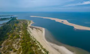 Piaszczyste mierzeje i zielone wybrzeże tworzą malownicze krajobrazy, idealne dla nadmorskich miejscowości.