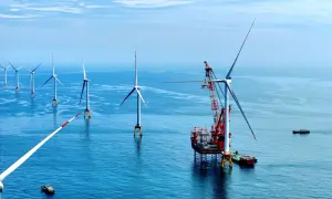 Wiatraki na morzu, budowa farmy wiatrowej Baltica 2. Statek z dźwigiem pracuje przy turbinie.