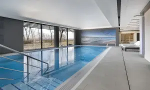 Nowoczesne hotele nad morzem z basenem oferują relaks w basenie z widokiem na plażę. Wygodne leżaki i sauna czekają na gości.
