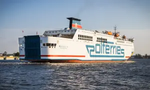Prom "Mazovia" Polferries wypływa ze Świnoujścia. Statek z charakterystycznym niebieskim logo płynie po wzburzonej wodzie.