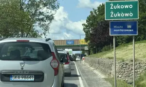Korek na obwodnicy Żukowa. Znaki informują o wjeździe do miasta monitorowanego.