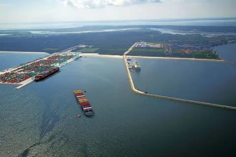 Ogromny port kontenerowy w Świnoujściu z wieloma statkami i dźwigami. W oddali widać terminal LNG.