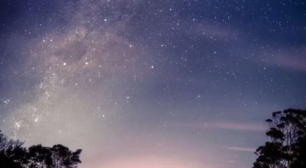 Nocne niebo pełne gwiazd, Droga Mleczna i delikatne światło. Czekam na deszcz meteorów, który przyniosą perseidy.