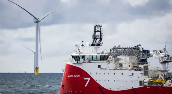 Statek Seaway Moxie przy pracy na budowie farmy wiatrowej na Bałtyku. W tle widać potężne turbiny wiatrowe.