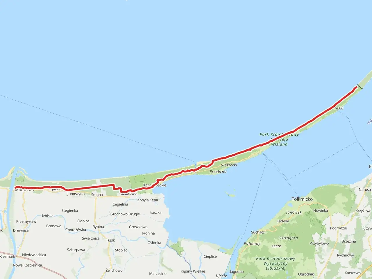 Trasa rowerowa R10 biegnie wzdłuż wybrzeża, łącząc Mierzeję Wiślaną z innymi miejscowościami.