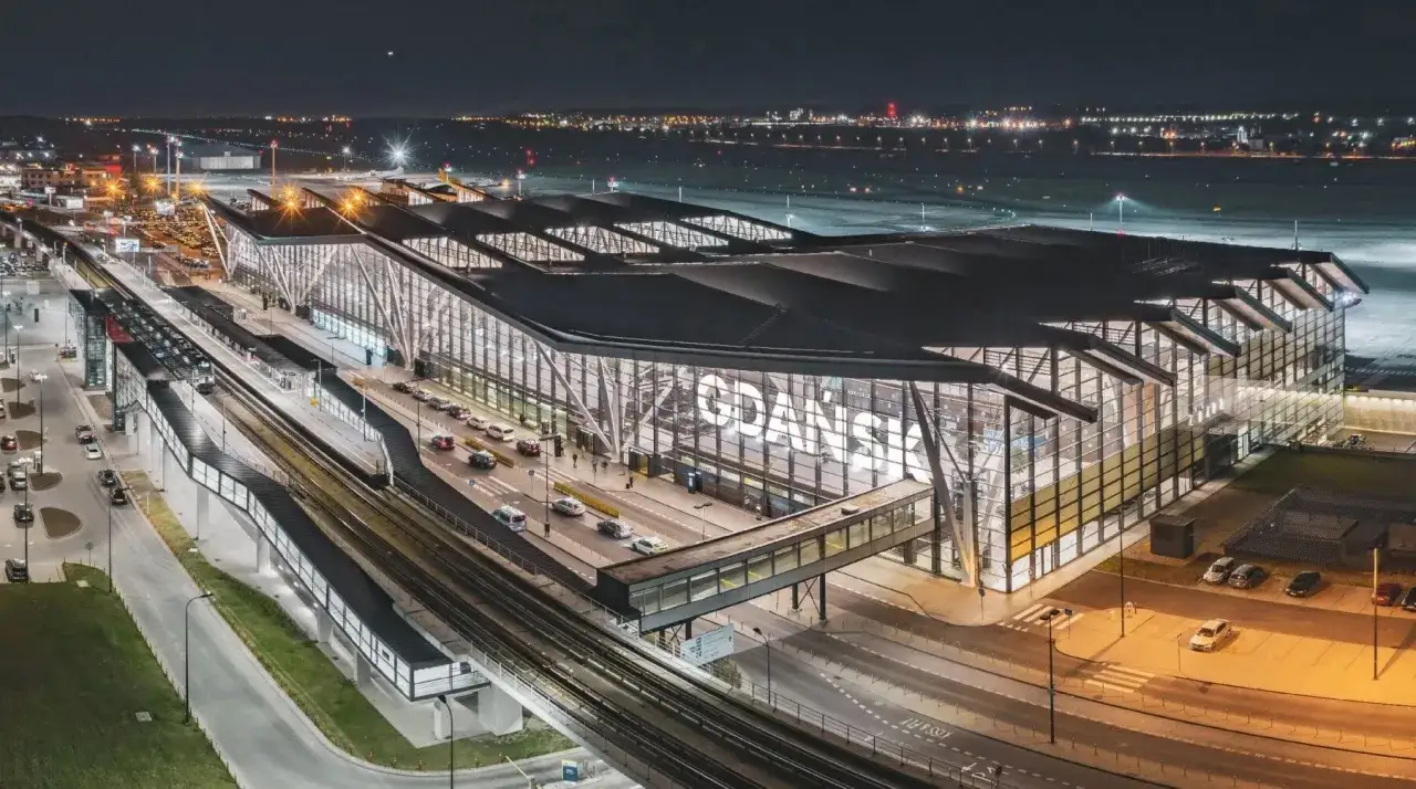 Nowoczesny terminal lotniska w Gdańsku nocą, jedno z największych lotnisk w Polsce.