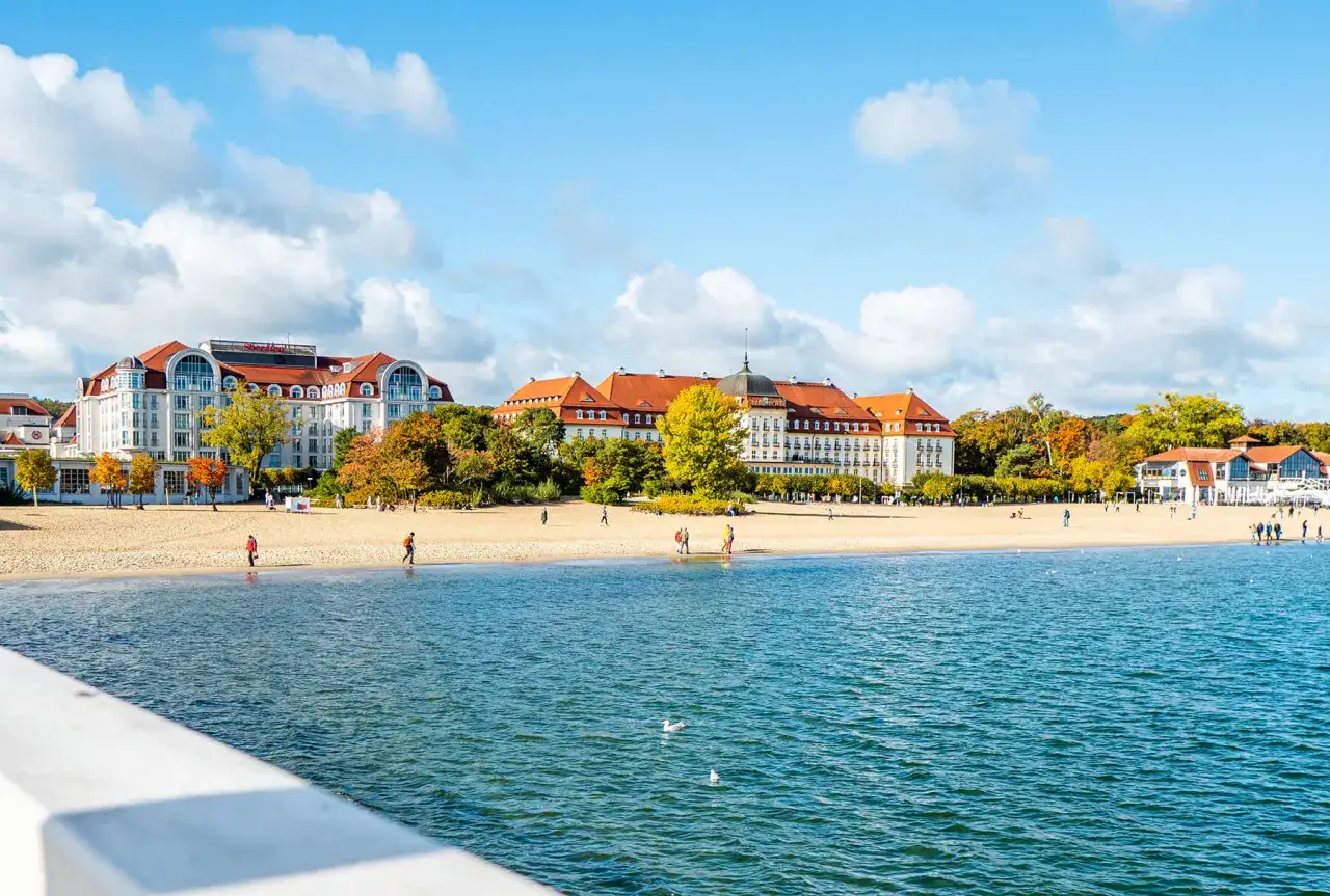 Piękne, nadmorskie miejscowości z hotelami i plażą w jesiennej odsłonie.