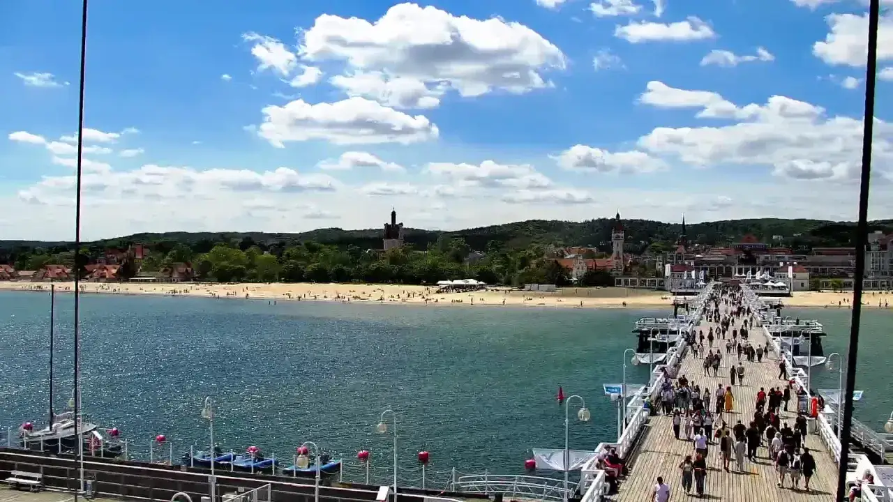 Spacerem po najdłuższym molo w Polsce, podziwiając plażę i panoramę Sopotu.