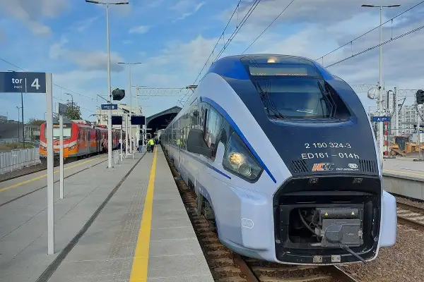 Nowoczesny pociąg PKP Intercity na torze 4, gotowy do podróży z Gdańska do Katowic.