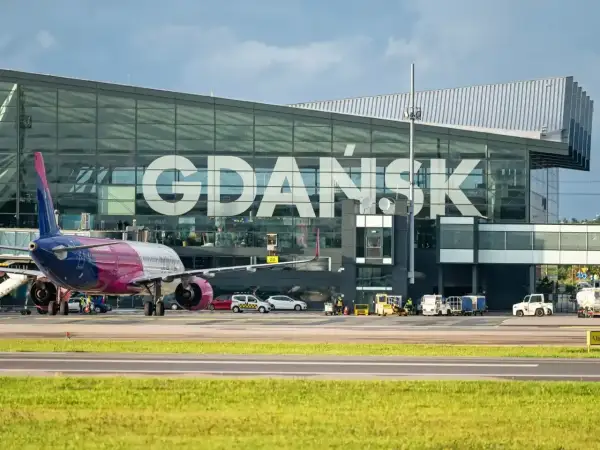 Taras widokowy lotnisko Gdańsk. Samolot Wizz Air czeka na pasażerów.