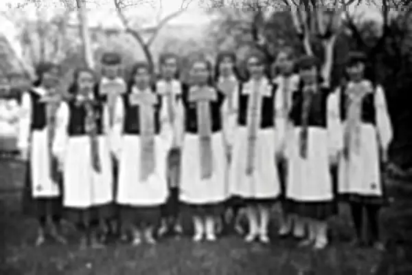 Dziewczęta w tradycyjnych strojach kaszubskich, dumne z dziedzictwa i języka kaszubskiego.