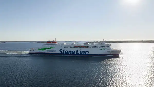 Prom Stena Estelle płynie po spokojnym morzu, tworząc białą smugę. Na burcie widnieje logo Stena Line i napis "Connecting Europe".