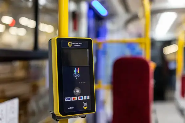 Biletomat w gdańskim tramwaju. Płać kartą lub telefonem, by łatwo kupić bilet.