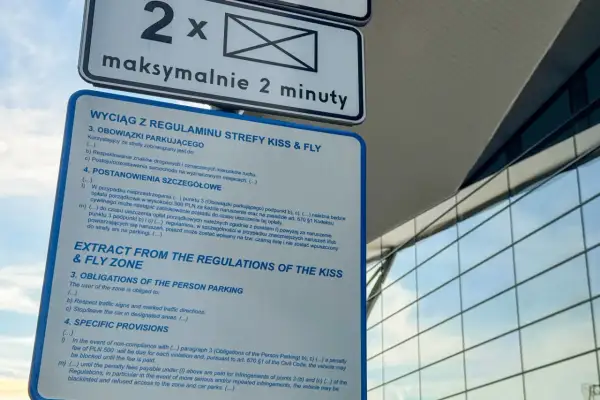 Znak strefy Kiss & Fly z informacją o maksymalnym czasie postoju 2 minuty. Szybkie pożegnanie i w drogę!