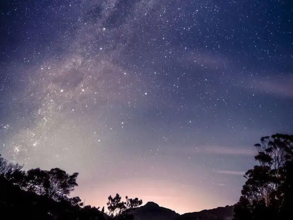 Nocne niebo pełne gwiazd, Droga Mleczna i delikatne światło. Czekam na deszcz meteorów, który przyniosą perseidy.