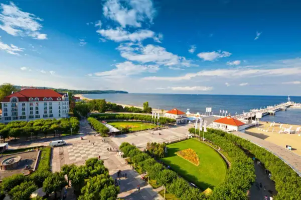 Sopot: spacer po najdłuższym molo w Polsce, z widokiem na plażę i morze.