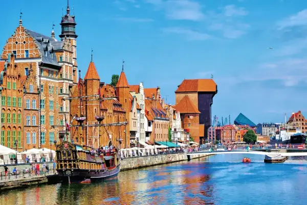 Gdańsk, malowniczy widok z żaglowcem. Marzysz o podróży do Sztokholmu? Sprawdź cenę promu!