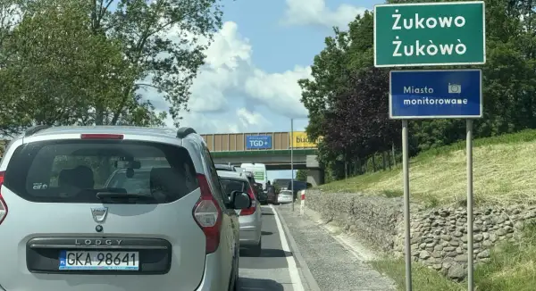 Korek na obwodnicy Żukowa. Znaki informują o wjeździe do miasta monitorowanego.
