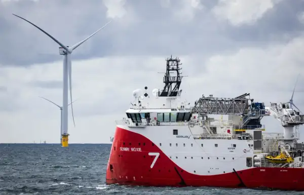 Statek Seaway Moxie przy pracy na budowie farmy wiatrowej na Bałtyku. W tle widać potężne turbiny wiatrowe.