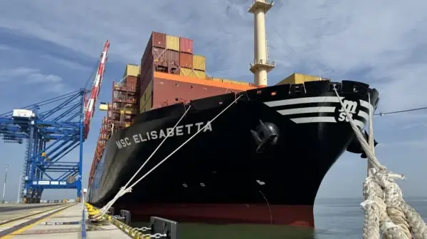 Ogromny kontenerowiec MSC Elisabetta cumuje przy nabrzeżu, gotowy do załadunku.