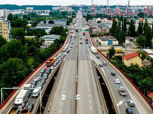Korki na estakadzie w Gdyni podczas remontu. Długie sznury samochodów i ciężarówek stoją w miejscu.